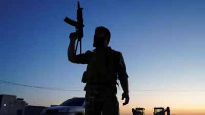 مسلح خلال تشييع أفراد من قوات الأمن السورية