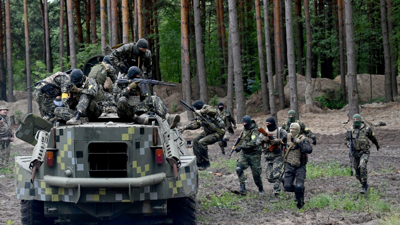 قوات أوكرانيا خلال المعارك مع القوات الروسية