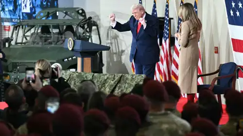ترامب يرقص أمام الجنود وإلى جواره زوجته ميلانيا