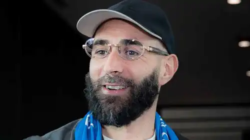 كريم بنزيما لحظة وصوله إلى الرياض