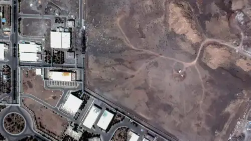 آثار غارات جوية على منشأة نطنز النووية