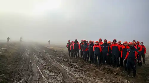 كوادر لإطفاء في مكان سقوط الطائرة