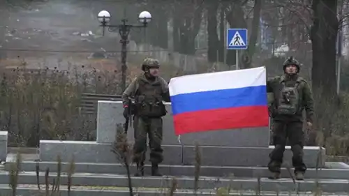 جنود يرفعون العلم الروسي وسط مدينة بوكروفسك الأوكرانية.