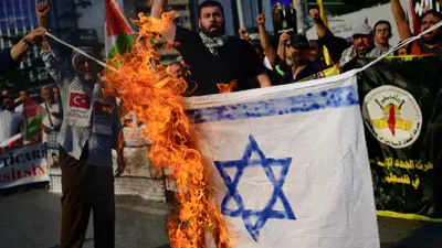 أتراك يحرقون علم إسرائيل