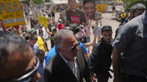 ويتكوف خلال زيارته مظاهرة عائلات الرهائن