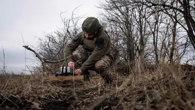 جندي أوكراني يستعد لإطلاق طائرة مسيرة