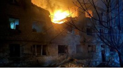 مبنى مشتعل بعد هجوم روسي على زابوريجيا أوكرانيا