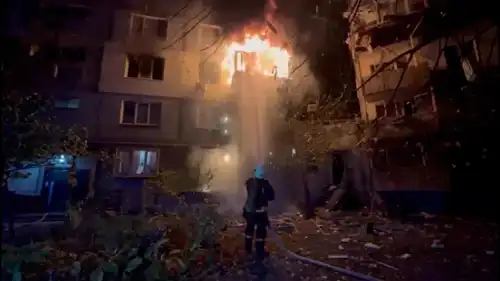 إطفائي يتعامل مع حريق اندلع إثر قصف روسي على زابوريجيا