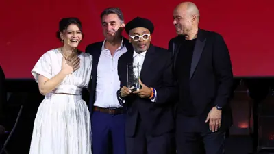 مخرج الفيلم يتسلم الجائزة