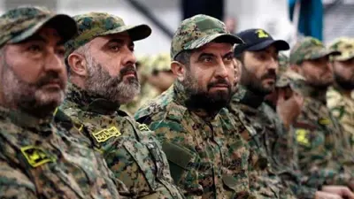 صورة غير مؤرخة للقيادي في ميليشيا حزب الله فؤاد شكر (وسط)