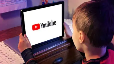 طفل يتصفح يوتيوب