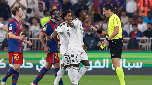 الحكم في مباراة ريال مدريد وبرشلونة