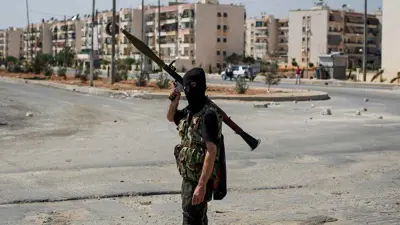 أحد عناصر الفصائل المسلحة شمال سوريا