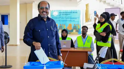  الرئيس الصومالي حسن شيخ محمود يدلي بصوته في إقليم بنادر