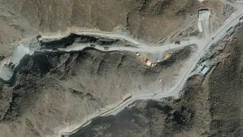 جبل بيكاكس بمحيط موقع نطنز النووي الإيراني