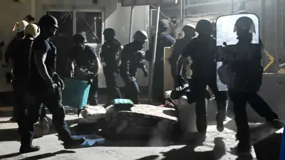 الشرطة اليونانية أثناء اقتحام مخيم لاجئين