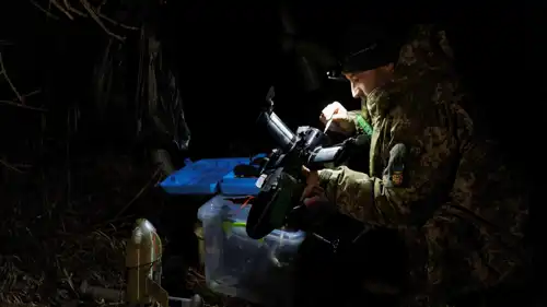 جندي أوكراني يُجهّز طائرة مسيّرة