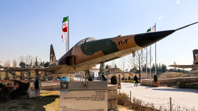 تمثال لطائرة أمام قاعدة لسلاح الجو في إيران