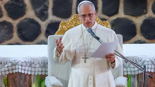 البابا ليو خلال إلقاء كلمة في الكاميرون