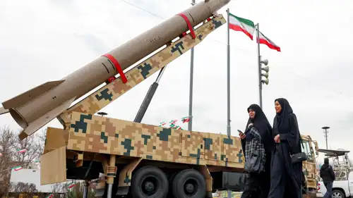 سيدتان تسيران بجانب منصة صواريخ إيرانية
