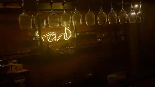 البار الذي تعرض للتخريب