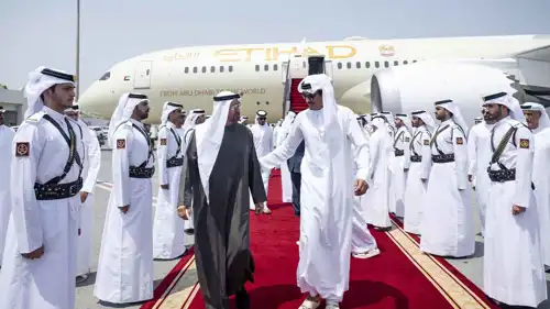 لحظة استقبال أمير قطر للرئيس الإماراتي بمطار الدوحة