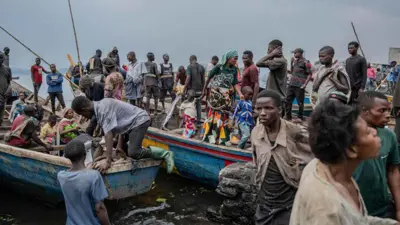 مواطنون على قوارب في الكونغو