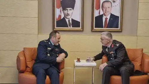 وزيرا الدفاع الإيراني والتركي خلال لقائمها في أنقرة 