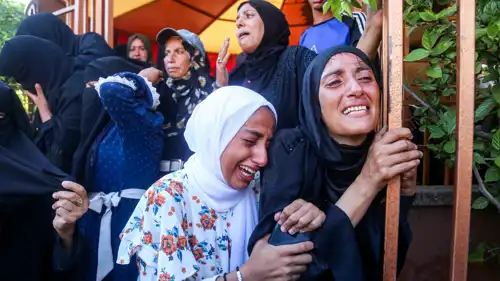 فلسطينيات يبكين أقاربهن في غزة