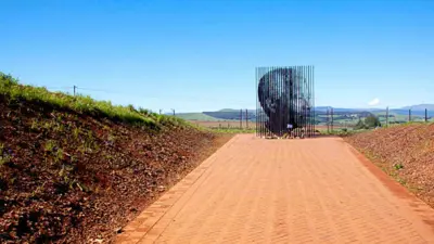 تمثال معدني لنيلسون مانديلا في الموقع الذي ألقي القبض عليه فيه عام 1962 من قبل حكومة الفصل العنصري