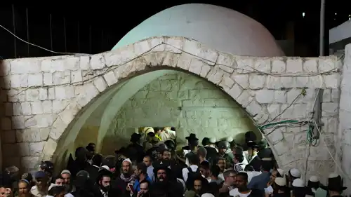 مستوطنون في قبر يوسف خلال اقتحام سابق