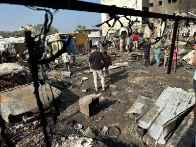 آثار قصف خيام النازحين بمحيط مستشفى الأقصى