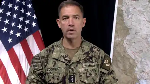 براد كوبر متحدثاً خلال الإفادة الصحفية