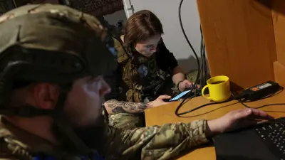 ضباط أوكرانيون يستخدمون طائرات مسيرة 