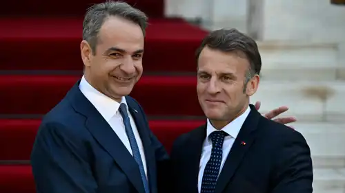 ماكرون ورئيس الوزراء اليوناني