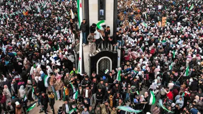 مشهد من احتفالات السوريين بسقوط الأسد