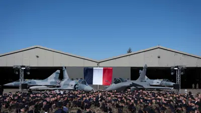 إيمانويل ماكرون في قاعدة "لوكسويل سان سوفور" 