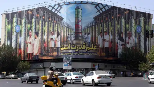 لوحة في طهران تعرض صوراً لعلماء نوويين