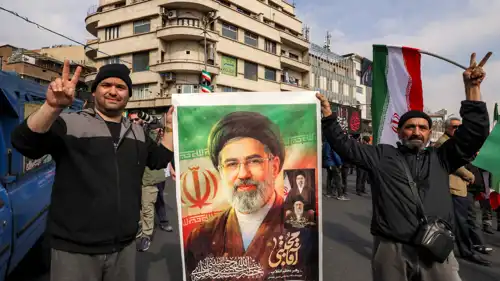 صورة مجتى خامنئي خلال فعالية في طهران