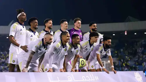 كينغسلي كومان مع لاعبي النصر السعودي