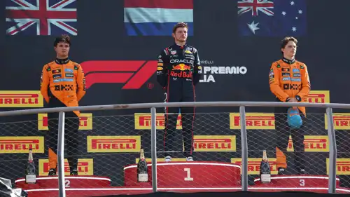 ماكس فرستابن (وسط) أثناء مراسم التتويج