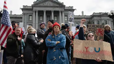 متظاهرون في مدن أمريكية رفضا لسياسات الرئيس دونالد ترامب