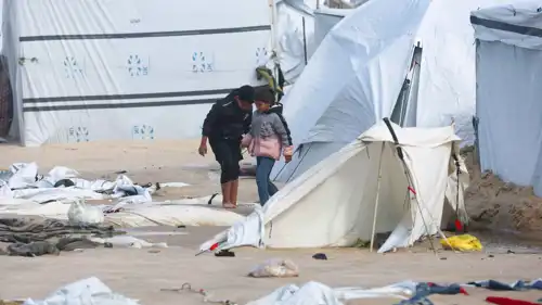 آثار الأمطار على الخيام