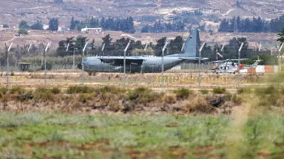 طائرة عسكرية تقف على مدرج مطار بافوس في قبرص