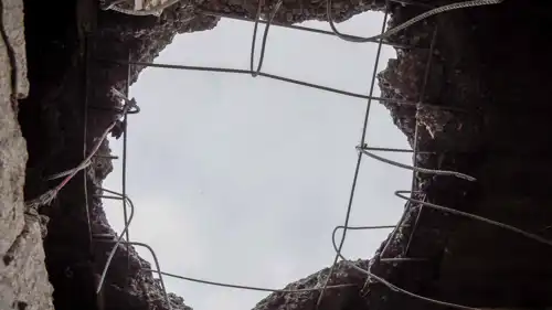 ثقب في سقف منزل بعد تحطم طائرة مسيرة عليه في إقليم كردستان ا