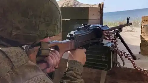 جندي من أسطول البلطيق الروسي يشارك في مناورات "زاباد-2025" العسكرية المشتركة بين القوات المسلحة الروسية والبيلاروسية