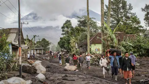 أثناء إجلاء المتسلقين بعد ثوران بركان "سيميرو" في إندونيسيا