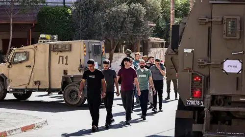 جنود إسرائيليون يعتقلون فلسطينيين خلال مداهمة في رام الله 