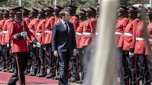 الرئيس الفرنسي إيمانويل ماكرون خلال زيارة إلى كينيا