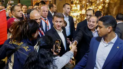 الرئيس المصري ونظيره الفرنسي في خان الخليلي